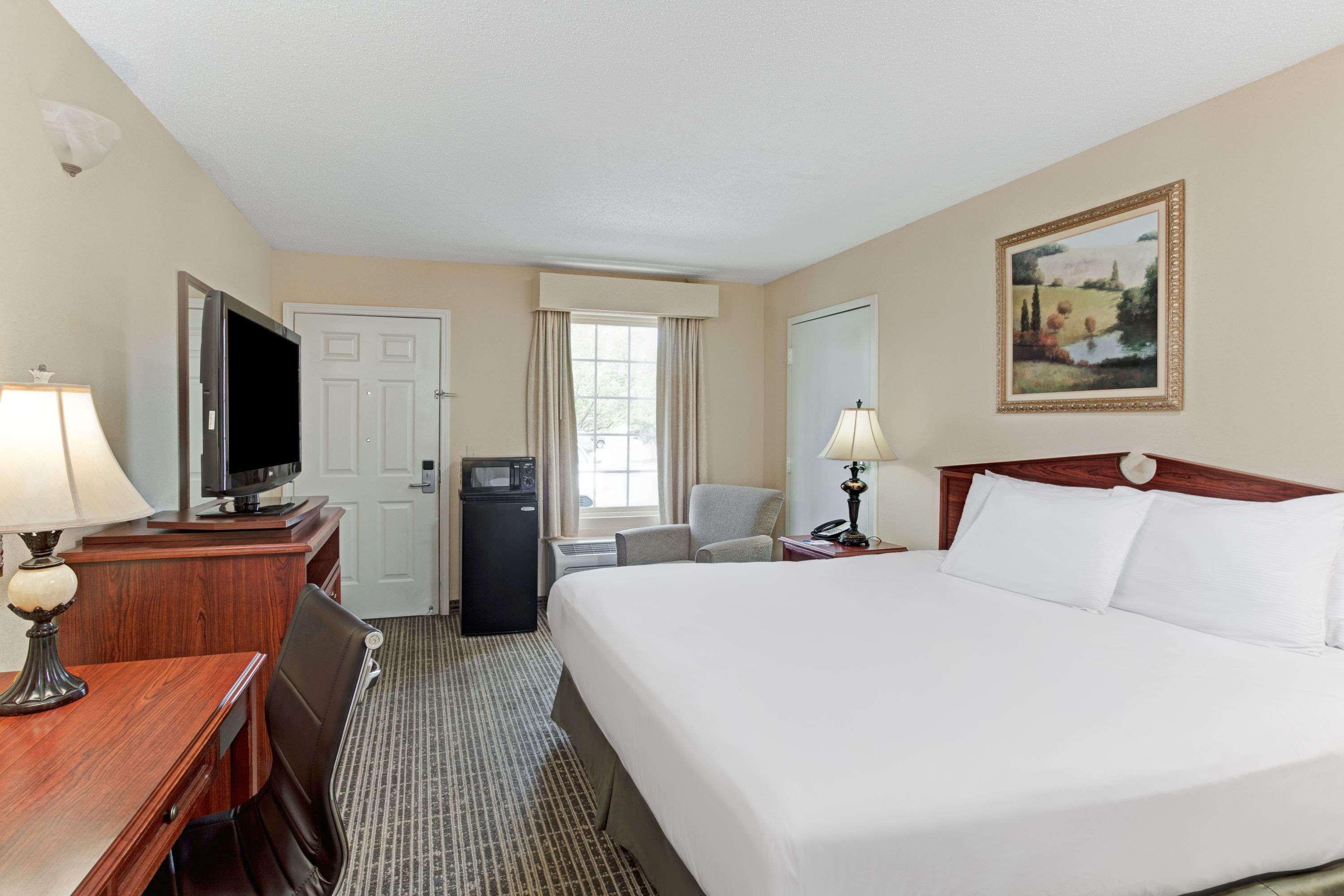 Baymont By Wyndham Sanford Hotel Exterior foto