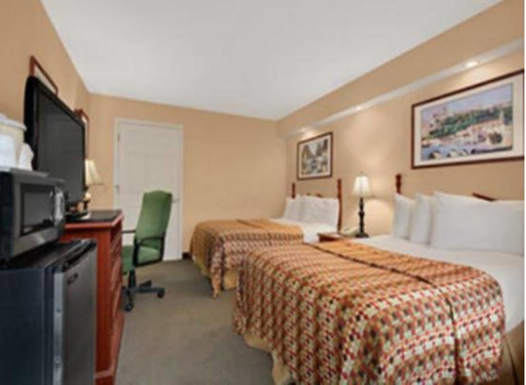 Baymont By Wyndham Sanford Hotel Exterior foto